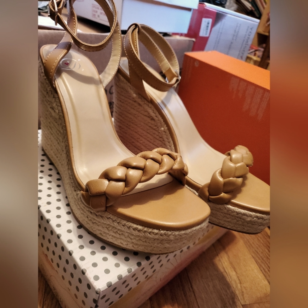 NIB 4" Espadrilles
